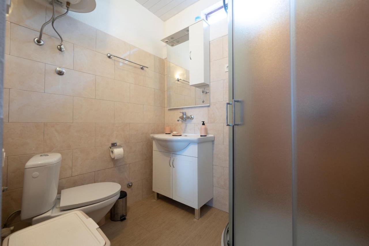 Studio Apartman Ema 2 กอร์นยิ คาริน ภายนอก รูปภาพ