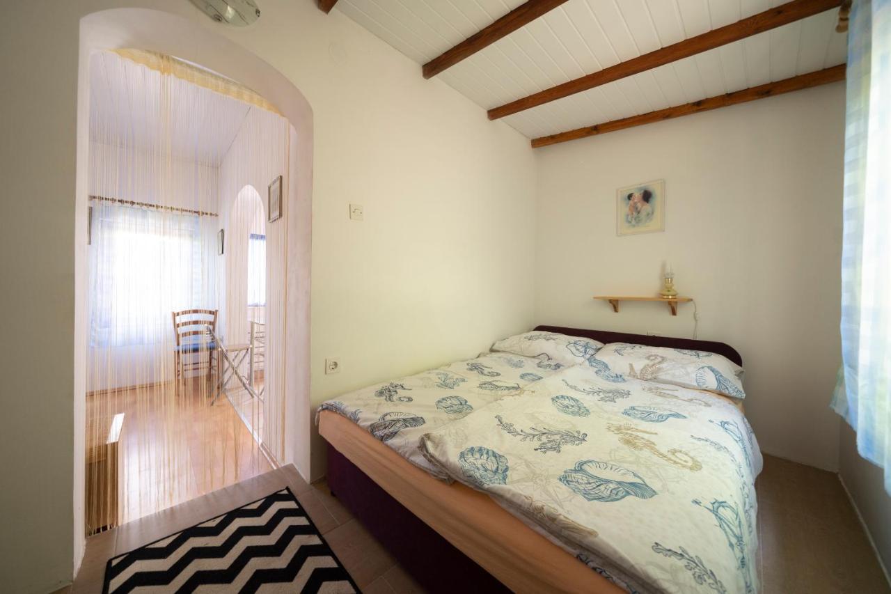 Studio Apartman Ema 2 กอร์นยิ คาริน ภายนอก รูปภาพ