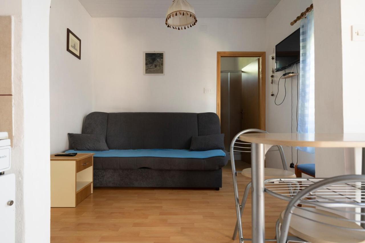 Studio Apartman Ema 2 กอร์นยิ คาริน ภายนอก รูปภาพ